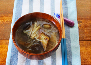 炒めナスとみょうがの味噌汁 日本うま味調味料協会